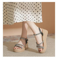 Sandalias de cuña de verano 2025 nuevas sandalias francesas de suela gruesa para uso exterior, zapatos de mujer de una sola tira con falda. - details 1