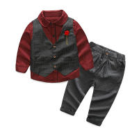 Conjunto de tres piezas de moda infantil para otoño: chaleco, traje formal para niños, cárdigan de manga larga de algodón con boutonniere. - details 4