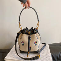 Nuevo bolso casual de moda de oso de alta gama, bolso de cubo portátil, bolso de mensajero de hombro. - details 6