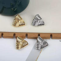 Pendientes plisados ​​de plumas retro con temperamento de nicho, pendientes triangulares envueltos con rayas doradas para mujer - details 1