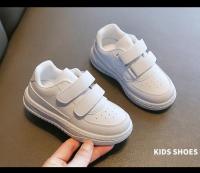Zapatillas de deporte blancas para niños y niñas, zapatos de tenis escolares informales transpirables de cuero PU, zapatos deportivos antideslizantes a la moda - details 2