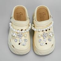 Zapatos de Tacón Alto con Cadena de Perlas de Moda 2025 Estilo de Cuero Falsificado con Patrón de Cuernos Zapatos Casuales para Hombres - details 6