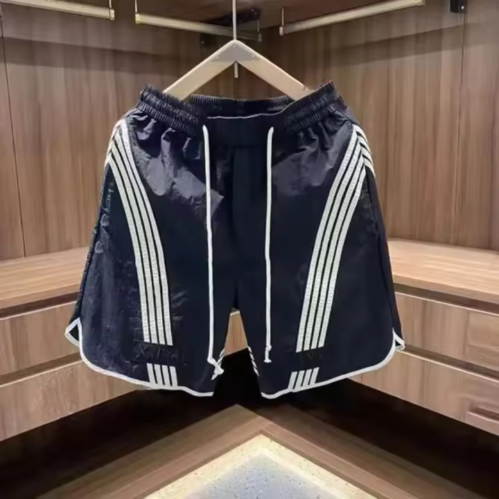Pantalones cortos con marca de moda japonesa para hombre, color a rayas en ambos lados, corte holgado, pantalones cortos deportivos de verano - 1