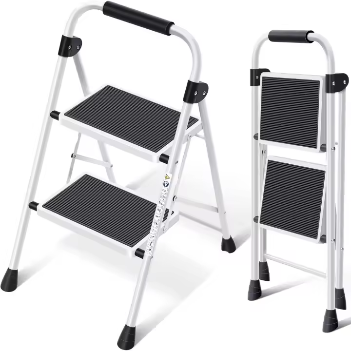 Escalera Plegable 4 Peldaños, Escalera de Tijera con Pedales Antideslizantes Anchos, Barandilla, Escalón Taburete de Acero Portátil Uso Hogar Cocina Oficina, Carga hasta 150 kg, Blanco - 1