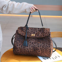 2025 nuevo bolso de mensajero de hombro portátil de gran capacidad con estampado de leopardo, bolso de mano premium para viajeros, bolso Kelly multifuncional - details 11