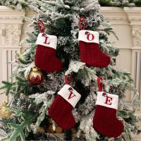 Medias de punto navideñas con letras tejidas, calcetines de lana duraderos con alfabeto bordado, colgante de árbol de Navidad rojo - details 4