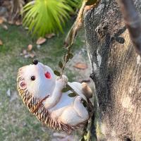 Bonito colgante de erizo de imitación, adorno de erizo trepador hecho a mano de resina, decoración única de animales de paisaje - details 10