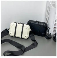 Bolso de remache personalizado para hombres de moda, popular bolso cuadrado pequeño blanco fresco, bolso de mensajero de hombro para mujeres de moda. - details 34