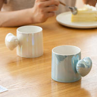Taza de cerámica con mango de amor creativo, taza de leche de desayuno azul y blanca rosa perla, taza de café personalizada, taza de agua para parejas - details 2