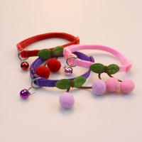 Collar de Mascotas de Peluche Accesorio de Cuello con Campana de Cereza para Perros y Gatos - details 3
