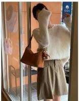 Bolso bandolera retro de gamuza para mujer de la colección europea - Bolso de hombro ajustable color café con cierre de cremallera, bolso minimalista para ir al trabajo, bolso bandolera informal, bolso de diseño europeo, acabado de textura suave - details 31