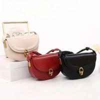 Bolso de sillín de moda para mujer, bolso de hombro tipo mensajero de color sólido de moda 2024 con correa ajustable, resistente a la decoloración, forro de poliéster, cierre de cierre de beso, pintura de borde acolchado - negro/rojo - details 5