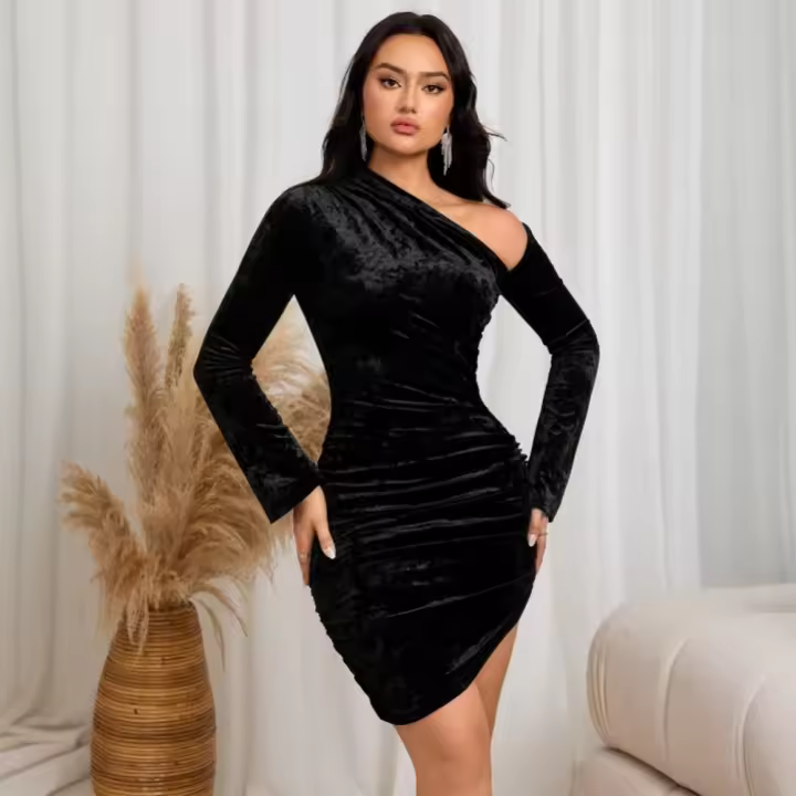 Vestido de mujer con falda corta de terciopelo sobre hombros - 1