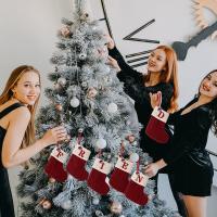 Medias de punto navideñas con letras tejidas, calcetines de lana duraderos con alfabeto bordado, colgante de árbol de Navidad rojo - details 7