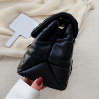 Bolso de hombro cuadrado pequeño y elegante para mujer - Bolso de PU acolchado estructurado con cierre magnético, correa de cadena de metal ajustable, disponible en azul/negro - Bolso de mano para el día a día y de noche para el trabajo, citas, fiestas - - details 2