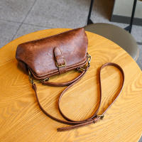 Mini bolso pequeño con clip para mujer, nuevo bolso simple y moderno para teléfono móvil con correa de hombro tipo doctor para mujer - details 43