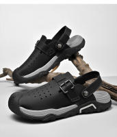 Verano dos usan zapatillas de playa, sandalias deportivas al aire libre y zapatos de montañismo. - details 16