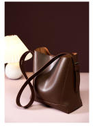 Bolso Cubo Bandolera en Cuero Genuino - Elegancia y Versatilidad para el Día a Día - details 4
