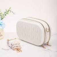 Neceser de viaje moderno de piel sintética, bolso bandolera cuadrado portátil, diseño acolchado con correa, organizador de artículos de tocador impermeable - details 6