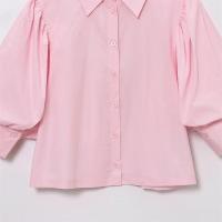 Camisa de manga larga holgada de un solo pecho con solapa versátil de diseño de color puro 2025, ropa nueva de verano para mujer - details 3