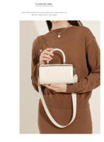 Bandolera de cuero de vaca portátil pequeña bolsa cuadrada para mujer - details 14