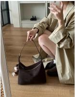 Bolso bandolera retro de gamuza para mujer de la colección europea - Bolso de hombro ajustable color café con cierre de cremallera, bolso minimalista para ir al trabajo, bolso bandolera informal, bolso de diseño europeo, acabado de textura suave - details 19