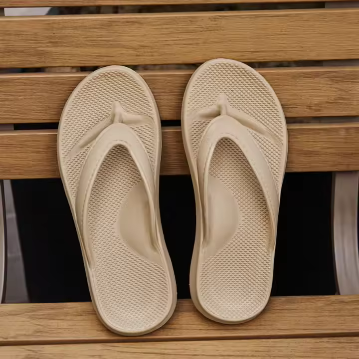 Sandalias planas antideslizantes para hombre, chanclas de verano 2025, pantuflas cómodas de playa, suela suave de EVA, zapatos para exteriores. - 1