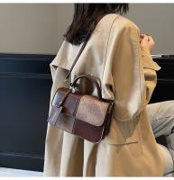 Nuevo bolso de mensajero versátil de hombro, bolso cuadrado pequeño portátil con costuras. - details 20