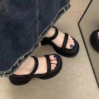 Zapatillas mujer verano 2025 nuevo negro ligero tacón grueso de suela gruesa con moda desgaste exterior aumentando sandalias mujeres - details 0