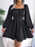 El vestido de cuello cuadrado intelectual de la mujer se cierra y muestra una falda corta delgada. - details 4