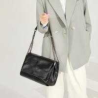 Bolso de hombro estilo vintage para mujer - Bolso hobo de gran capacidad con correa de cadena, cierre magnético y diseño acolchado, negro - details 1