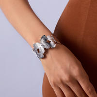 Pulsera ancha abierta de mariposa y flor hueca de acero inoxidable de alta calidad, brazaletes ajustables chapados en oro, joyería para mujer - details 7