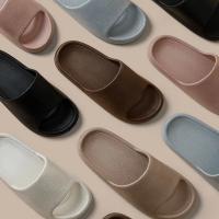 Zapatillas de mujer a la moda, Sandalias planas de verano, zapatillas de baño ligeras de EVA para el hogar, tobogán de interior para masaje para parejas, zapato de ducha 2024 - details 4