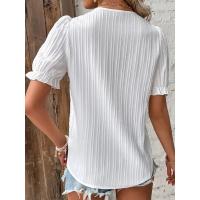 Camiseta nueva de verano para mujer, camisa de manga corta hueca con cuello en V, blusa de empalme a la moda 2024 - details 2