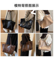 Bolso de gran capacidad retro premium, bolso de hombro simple y explosivo para mujer, bolso de mano para llevar bajo el brazo. - details 2
