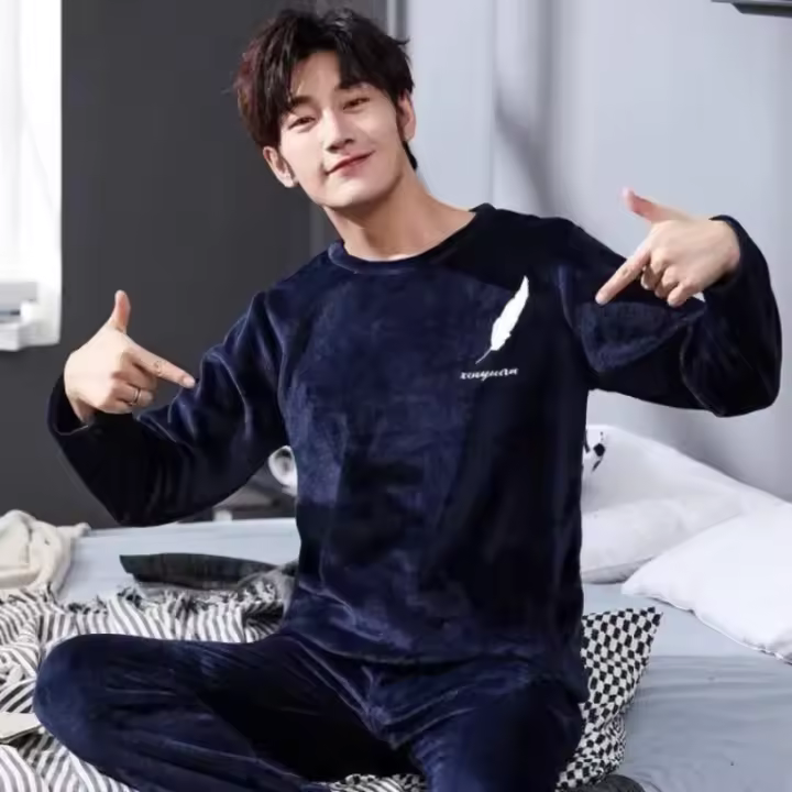 Moda de Pijama de Lana de Coral para Hombres en Invierno Conjunto de Ropa de Casa de Dos Piezas con Cuello Redondo Estampado de Moda - 1