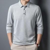 Polo de hombre de manga larga estilo gofre con letras informales en el cuello - details 11