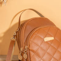 Mochila pequeña ovalada de PU para mujer, bolso con correa ajustable para uso diario - details 5