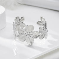 Pulsera ancha abierta de mariposa y flor hueca de acero inoxidable de alta calidad, brazaletes ajustables chapados en oro, joyería para mujer - details 16