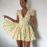 Minivestido estampado con cuello en V y mangas abullonadas. Vestido adornado con lazo de cintura alta con estampado floral. - details 5
