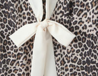 YENKYE-Vestido corto de verano con estampado de leopardo para mujer, minivestido Vintage de manga abombada con lazo y escote en V, 2025 - details 2