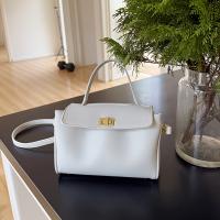 2025 Nuevo bolso bandolera suave para mujer: correa ajustable para el hombro, cierre giratorio, forma cuadrada pequeña, marrón oscuro/blanco/negro, versátil para desplazamientos y uso informal/formal, bolso bandolera, accesorio de viaje, diseño elegante - details 9
