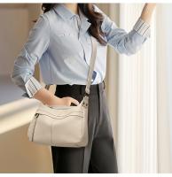 Bolso bandolera de piel auténtica para mujer, correa de hombro ajustable, diseño minimalista de gran capacidad, cierre de cremallera, capa de piel de vaca suave, blanco/negro, fabricado en Guangzhou, bolso de viaje versátil, accesorio elegante, costuras d - details 8