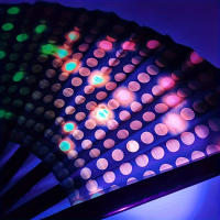 Abanico plegable reflectante arcoíris |   Abanico de mano tradicional de bambú negro con puntos de colores |   Diseño reflectante de luz multicolor |   Accesorio portátil para actuaciones de danza y accesorios para fiestas |   Decoración elegante para el - details 3