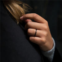 Tigrade-Anillo de cerámica cepillada para hombre y mujer sortija de boda color negro mate talla grande 4/6/8mm de ancho - details 6