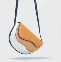 Bolso pequeño, bolso nuevo, bolso de hombro, bolso de mensajero tipo saddle, de color contrastante y con diseño de onda curva. - details 10