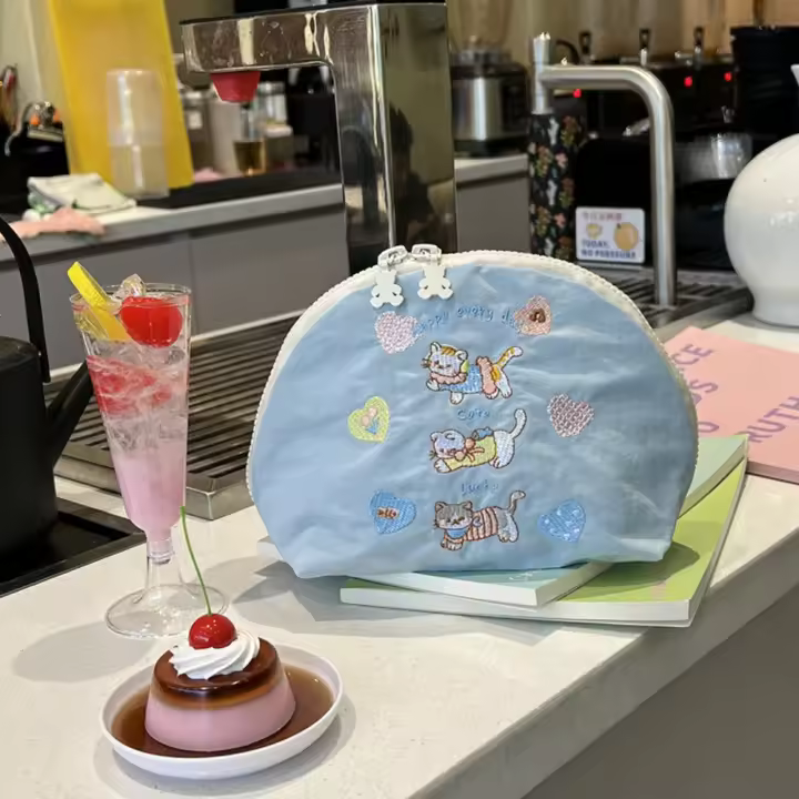 Bolsa de lavado con bordado de dibujos animados, bolsa de cosméticos de tela, bolsa de maquillaje de nailon portátil, bolsa de almacenamiento multifuncional para el cuidado de la piel de animales para niñas - 1