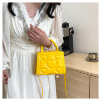 1 bolso elegante de color sólido para mujer con correa desmontable - Diseño con patrón de corazón, perfecto para regalo del Día de San Valentín, disponible en magenta, blanco, negro, verde, amarillo - details 1
