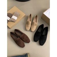 Un zapato sencillo retro de estilo francés con punta redonda para mujer con suela plana y gorros. - details 10