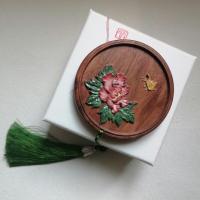 Espejo de mano portátil de estilo chino, espejo cosmético de madera con relieve de flor de urracal, borlas de pescado, espejo de maquillaje de bolsillo para vacaciones - details 2